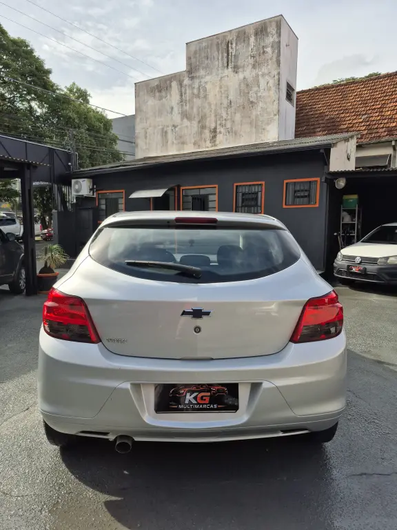 CHEVROLET Onix Hatch - Foto