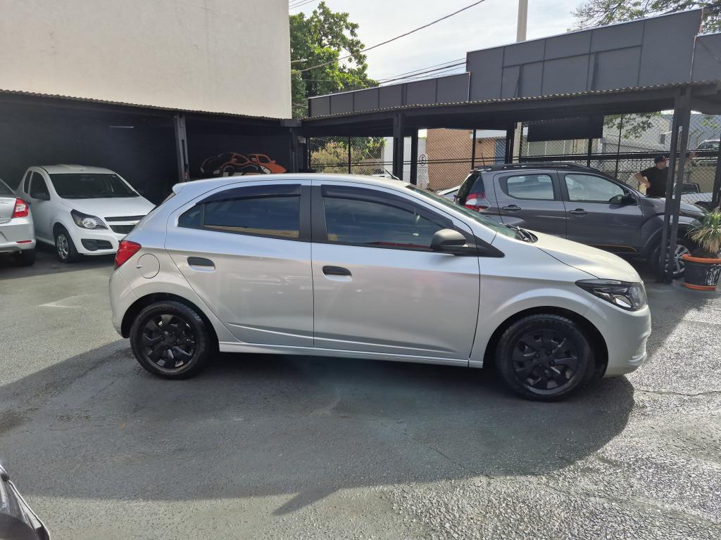 CHEVROLET Onix Hatch - Foto