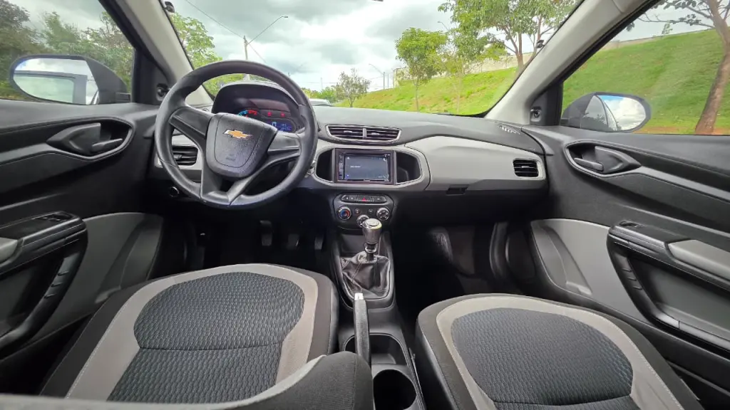 CHEVROLET Onix Hatch - Foto