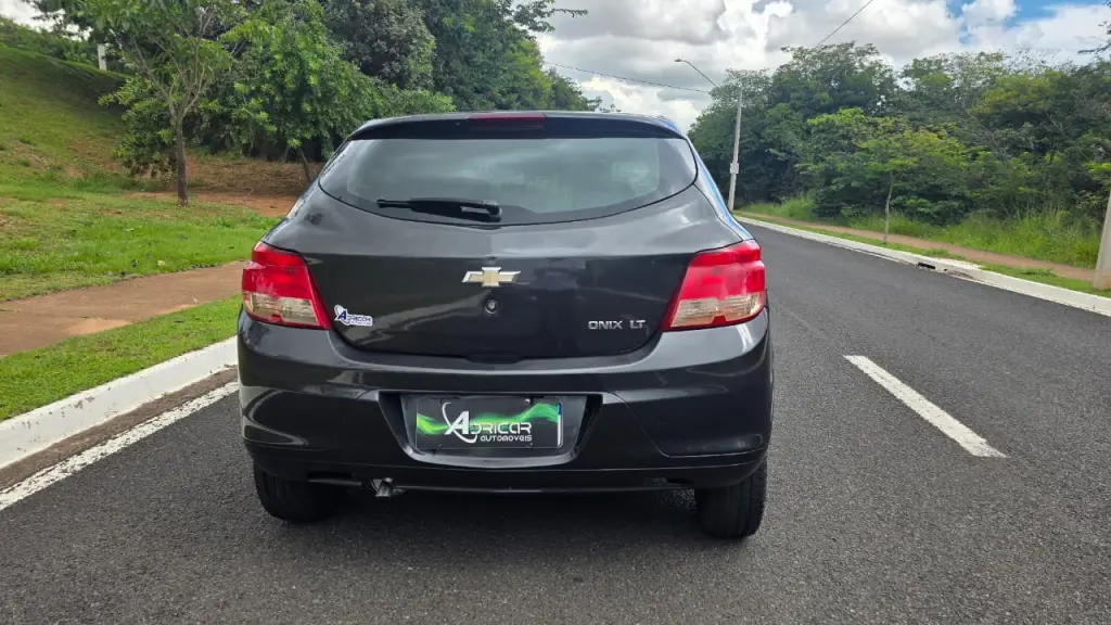 CHEVROLET Onix Hatch - Foto