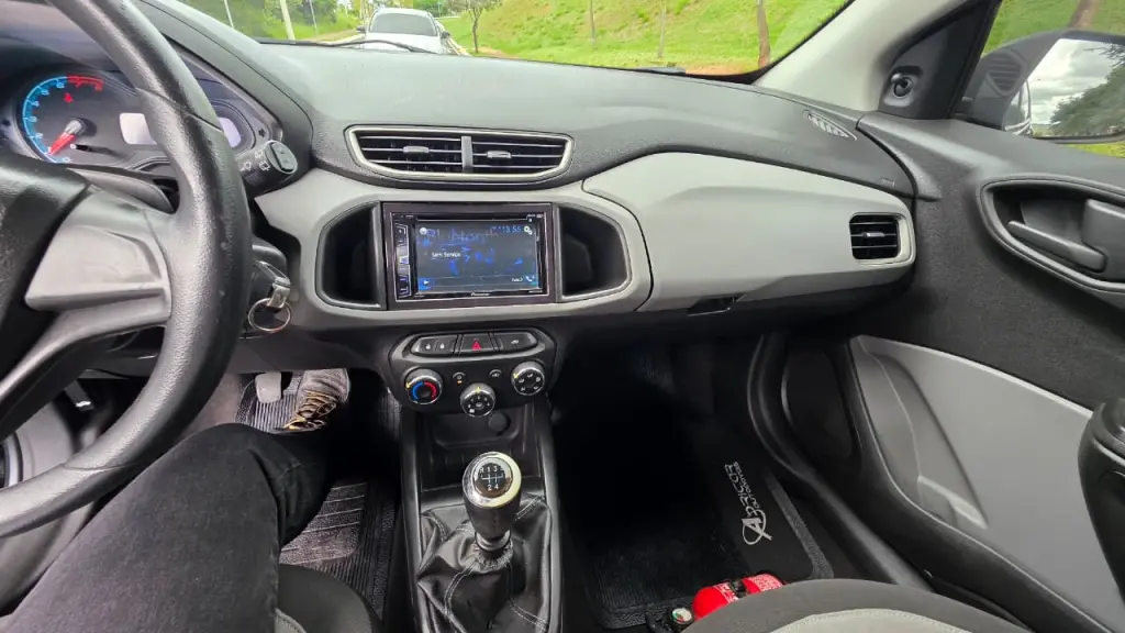 CHEVROLET Onix Hatch - Foto