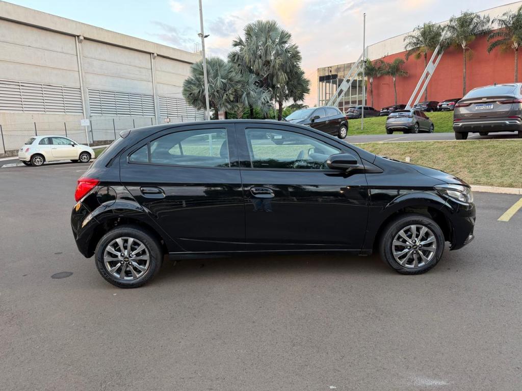 CHEVROLET Onix Hatch - Foto