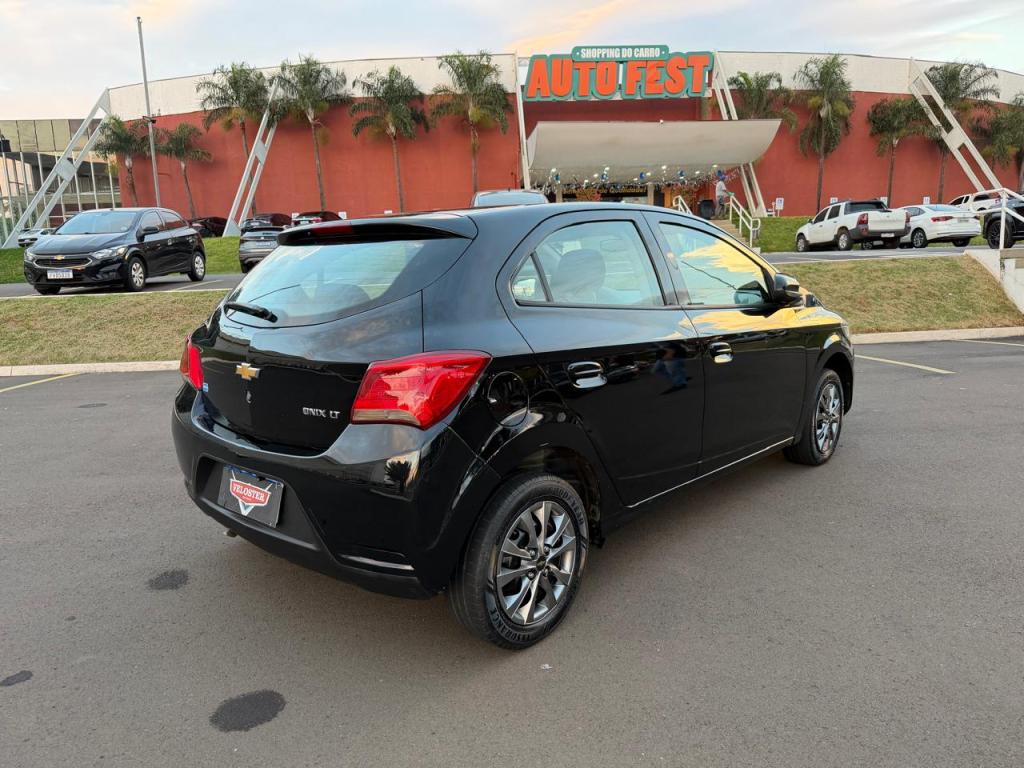 CHEVROLET Onix Hatch - Foto