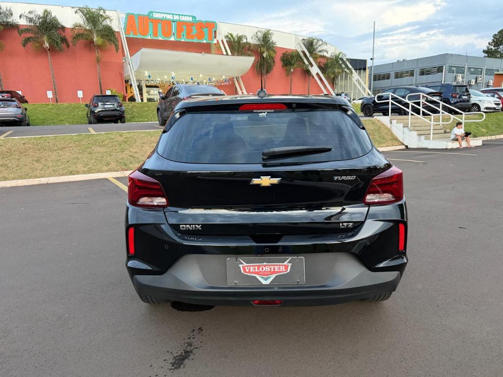 CHEVROLET Onix Hatch - Foto