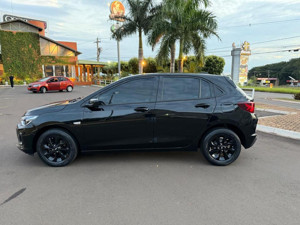 CHEVROLET Onix Hatch - Foto