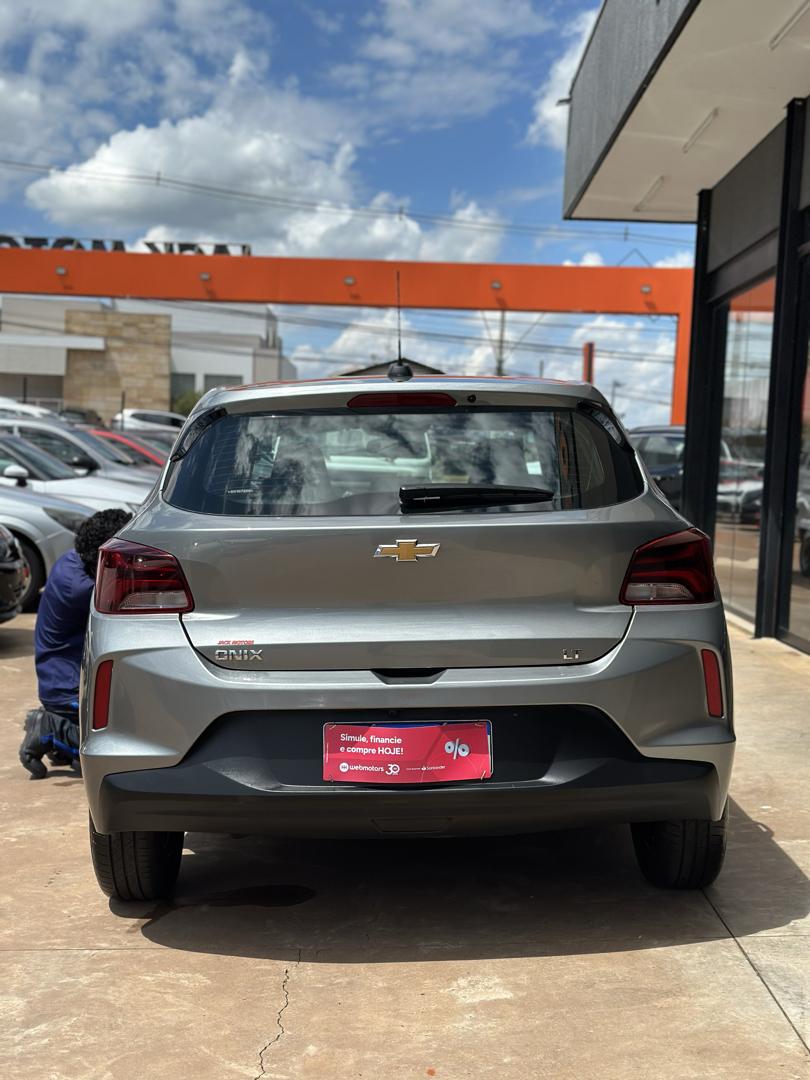 CHEVROLET Onix Hatch - Foto