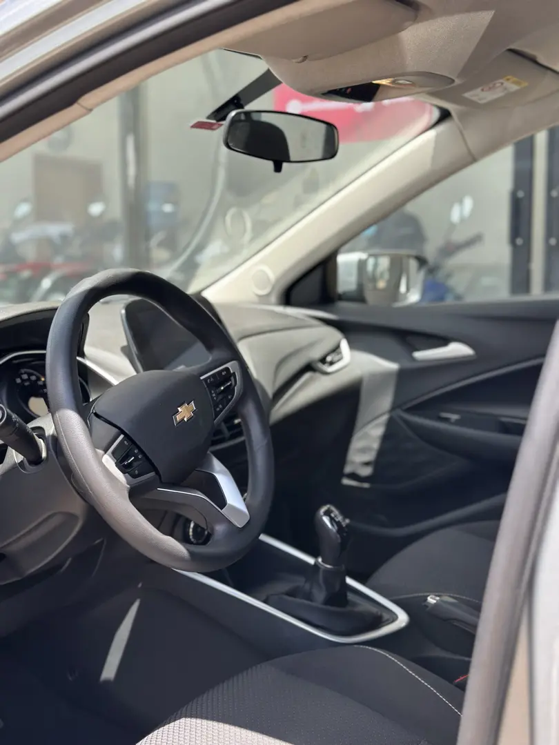 CHEVROLET Onix Hatch - Foto