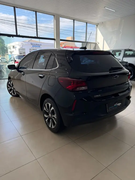 CHEVROLET Onix Hatch - Foto