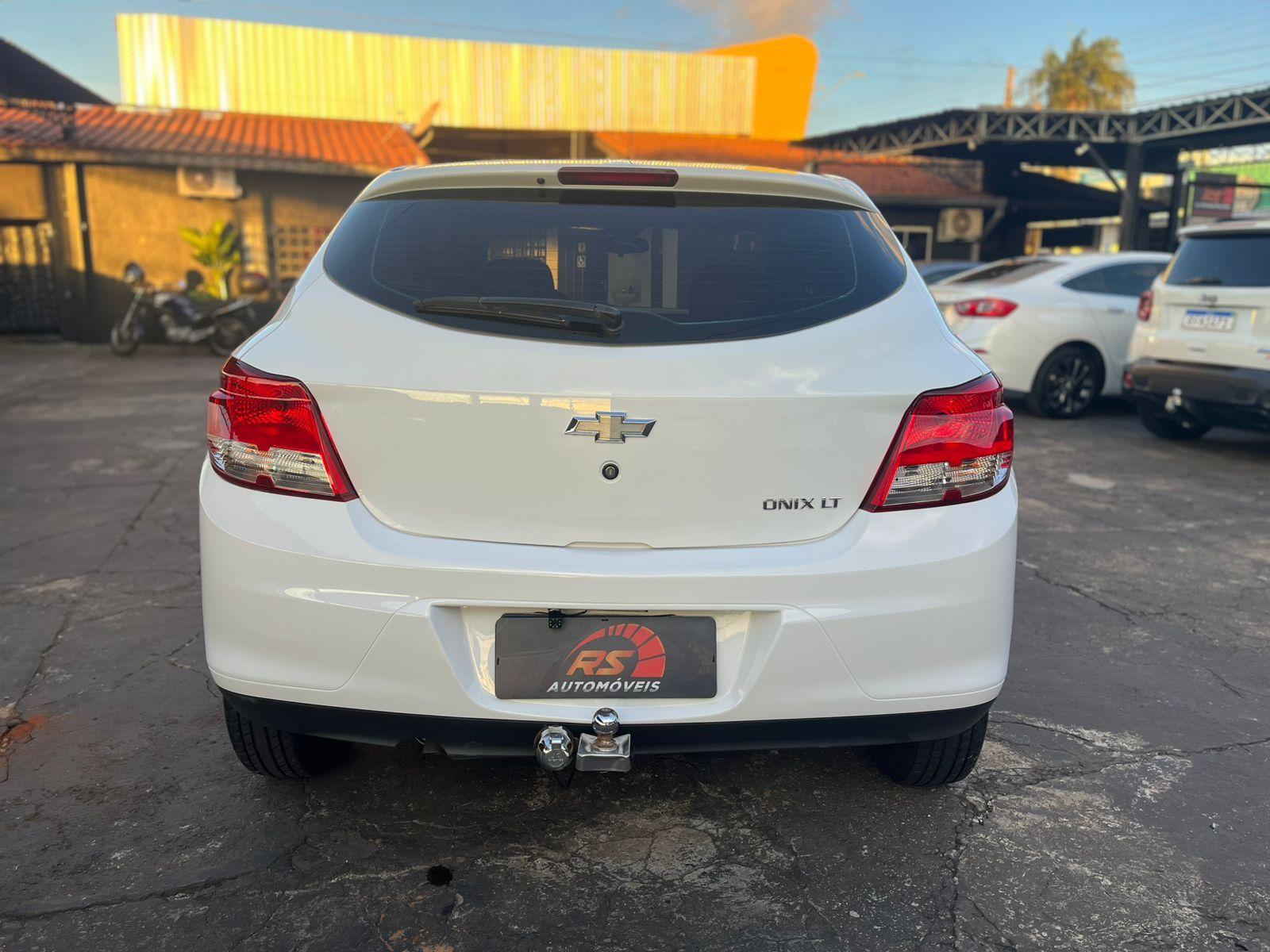 CHEVROLET Onix Hatch - Foto