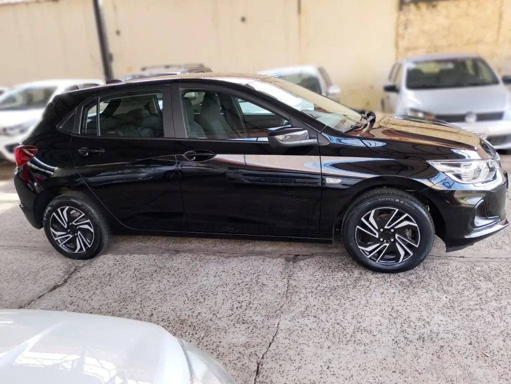 CHEVROLET Onix Hatch - Foto