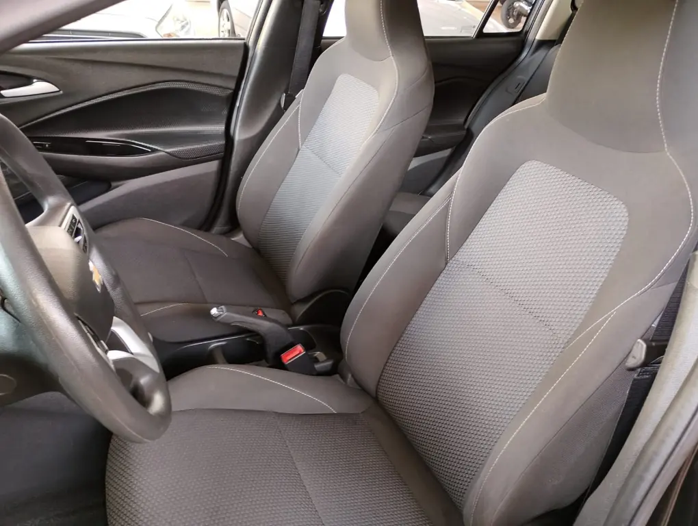 CHEVROLET Onix Hatch - Foto