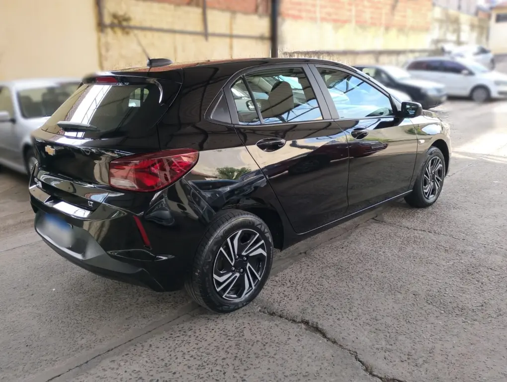 CHEVROLET Onix Hatch - Foto