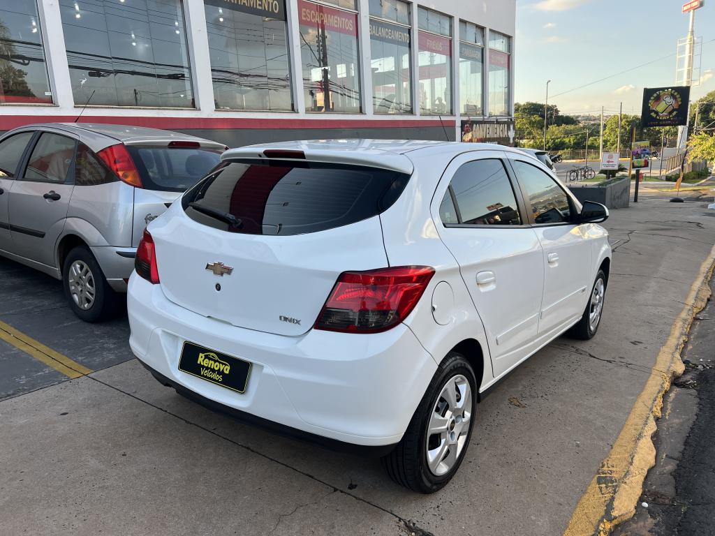 CHEVROLET Onix Hatch - Foto