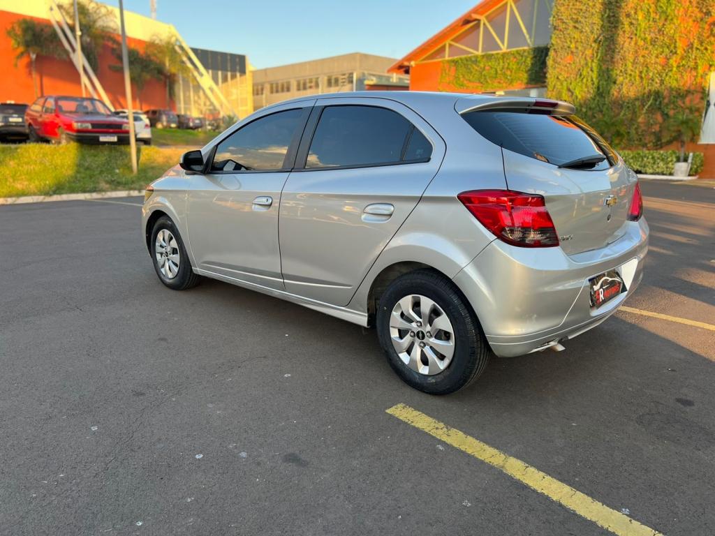 CHEVROLET Onix Hatch - Foto