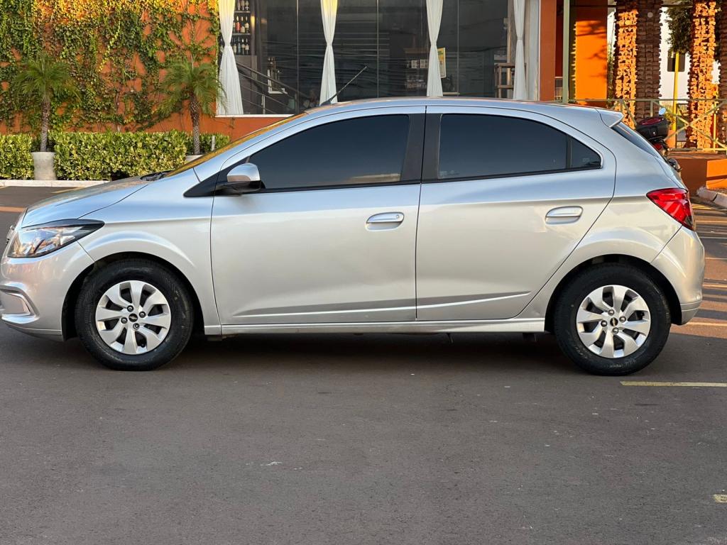 CHEVROLET Onix Hatch - Foto