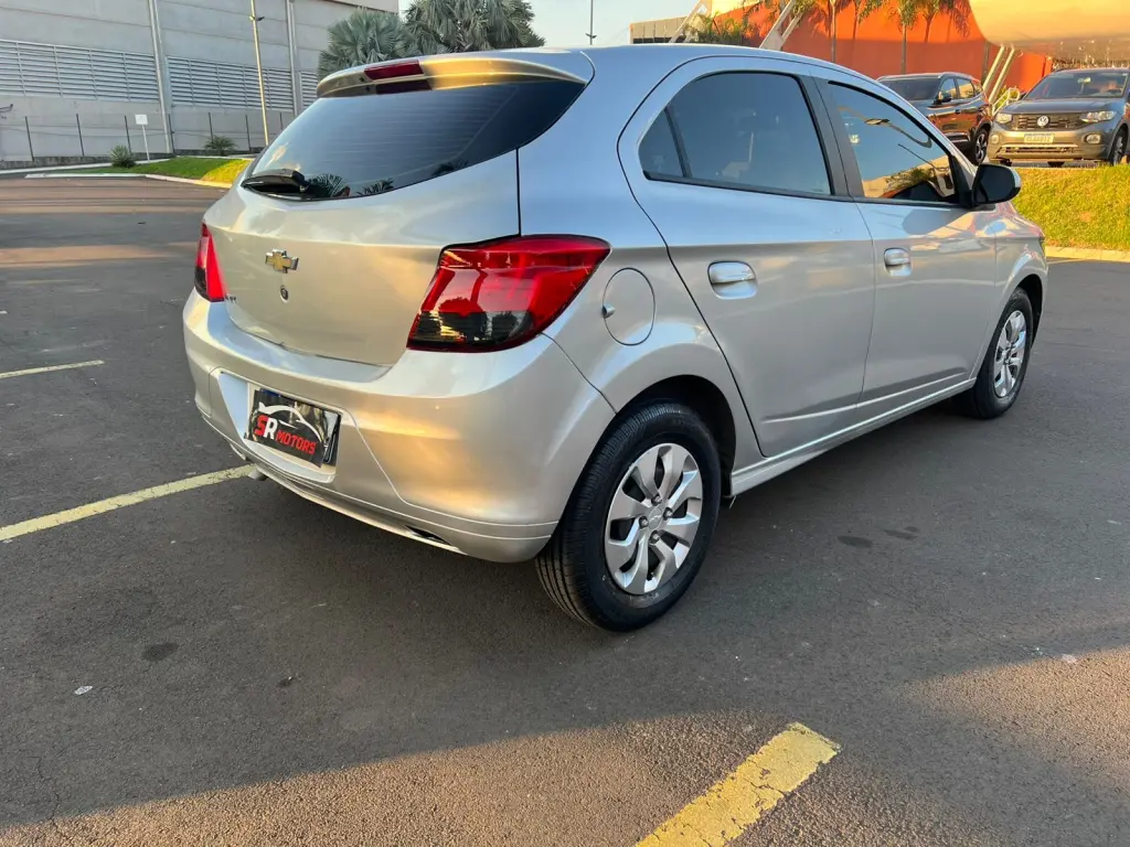 CHEVROLET Onix Hatch - Foto