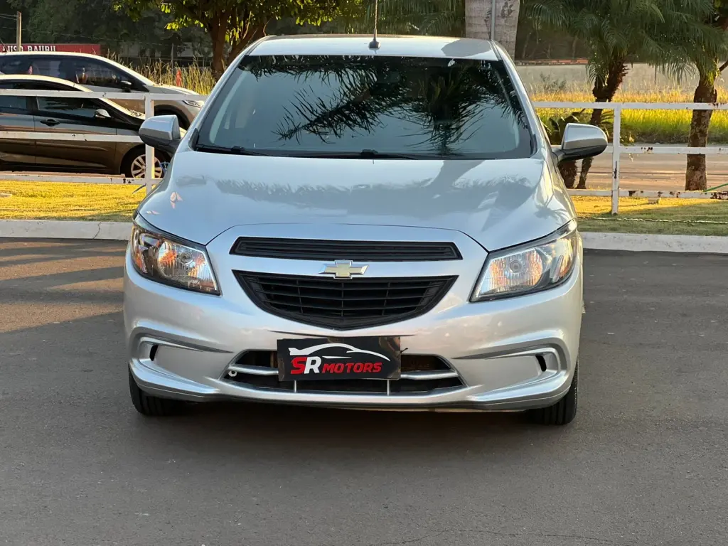 CHEVROLET Onix Hatch - Foto