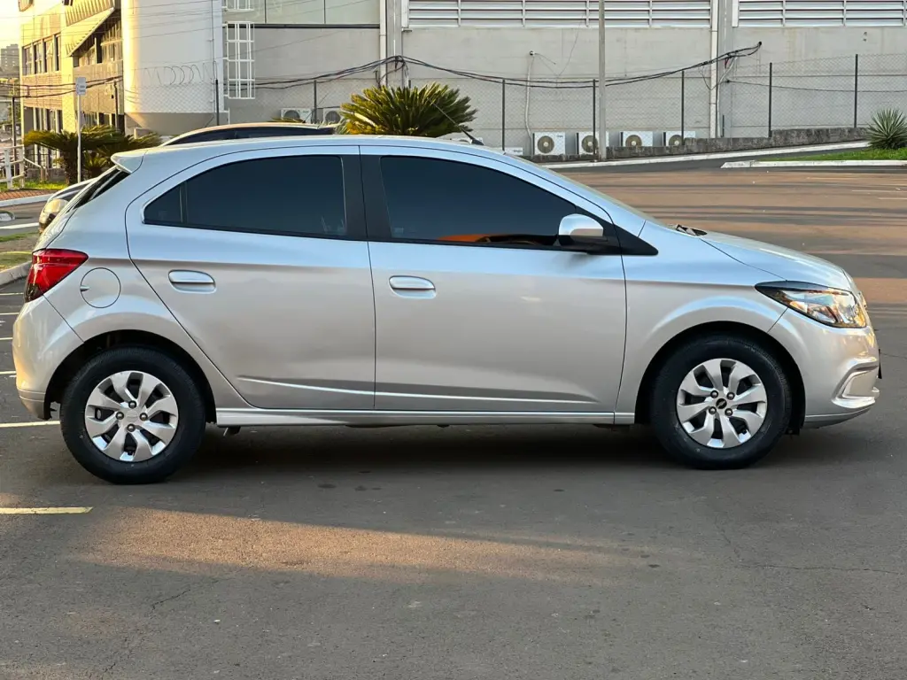 CHEVROLET Onix Hatch - Foto