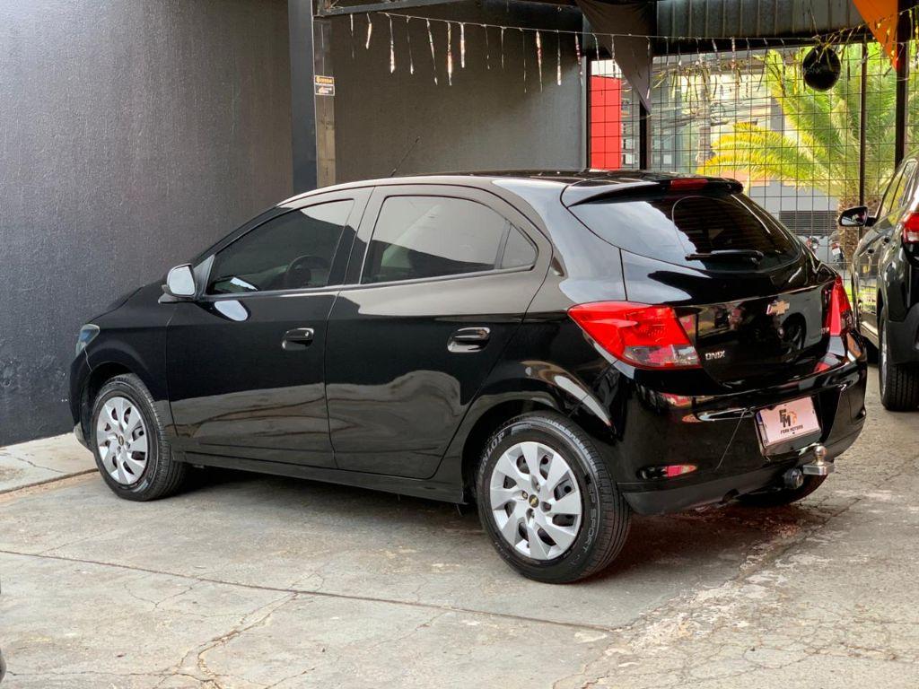 CHEVROLET Onix Hatch - Foto