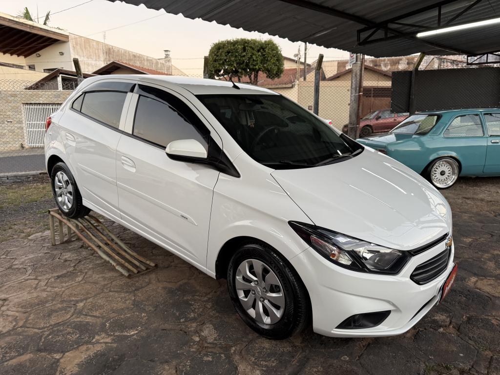 CHEVROLET Onix Hatch - Foto