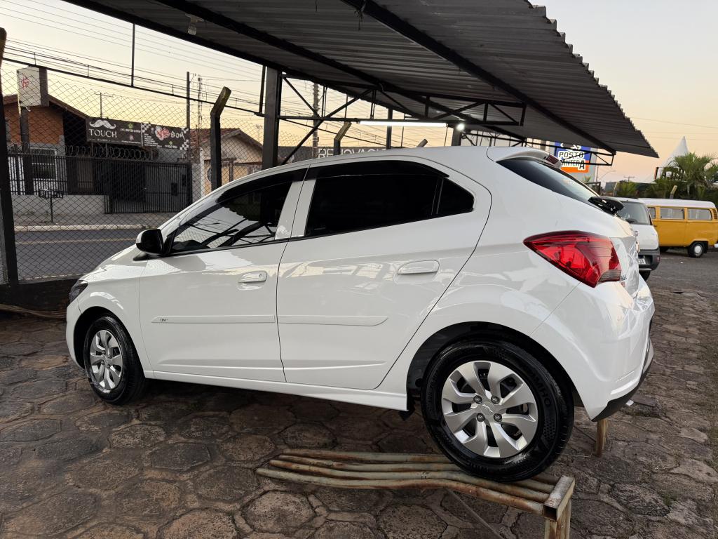 CHEVROLET Onix Hatch - Foto