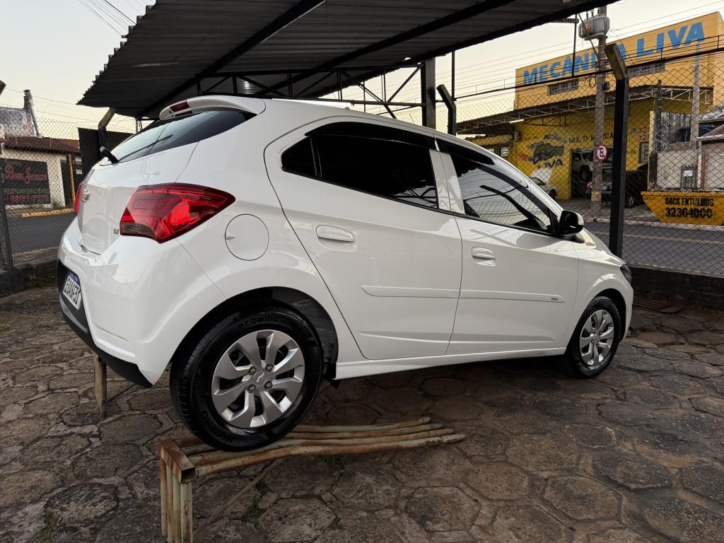 CHEVROLET Onix Hatch - Foto