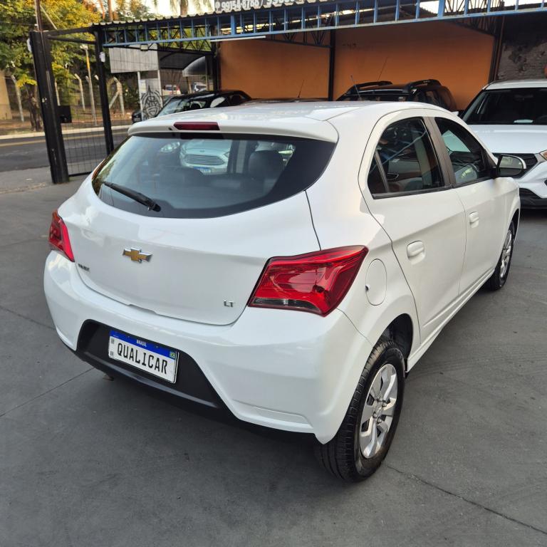 CHEVROLET Onix Hatch - Foto