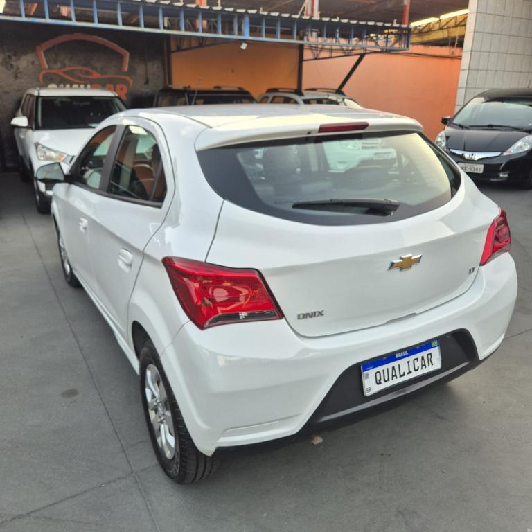 CHEVROLET Onix Hatch - Foto