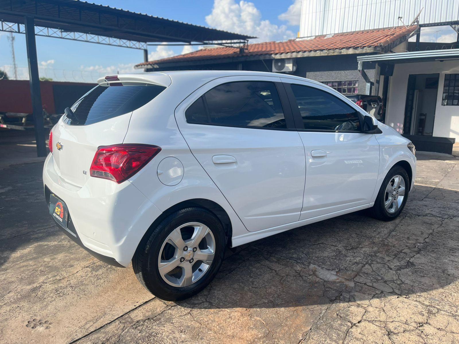 CHEVROLET Onix Hatch - Foto