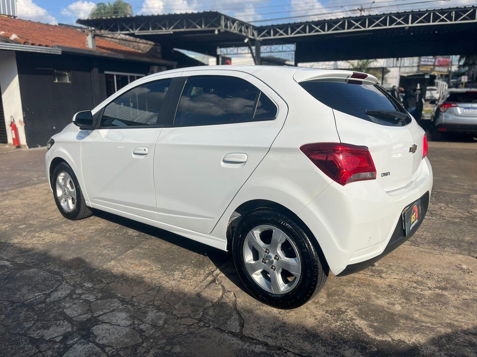 CHEVROLET Onix Hatch - Foto