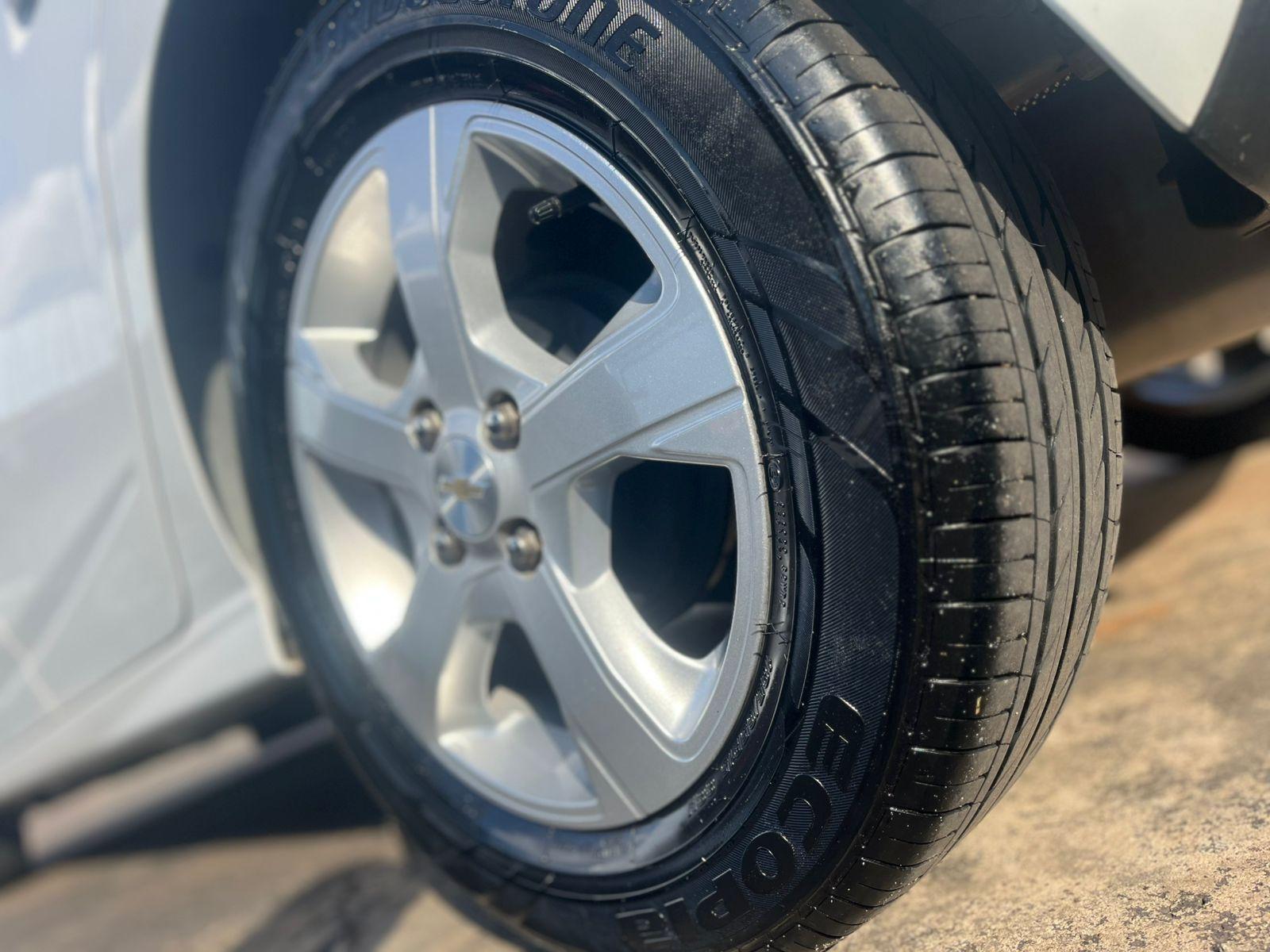 CHEVROLET Onix Hatch - Foto