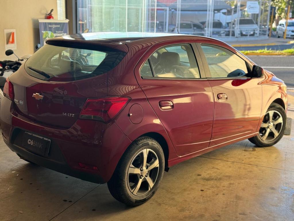 CHEVROLET Onix Hatch - Foto
