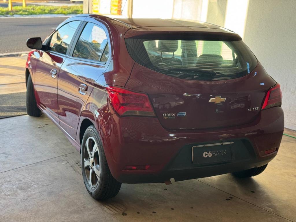 CHEVROLET Onix Hatch - Foto