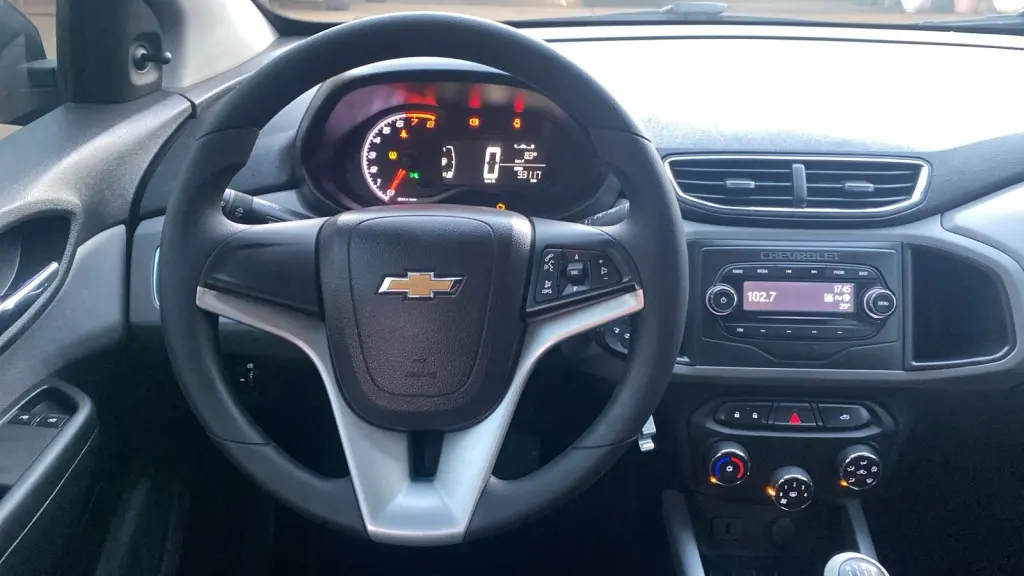CHEVROLET Onix Hatch - Foto