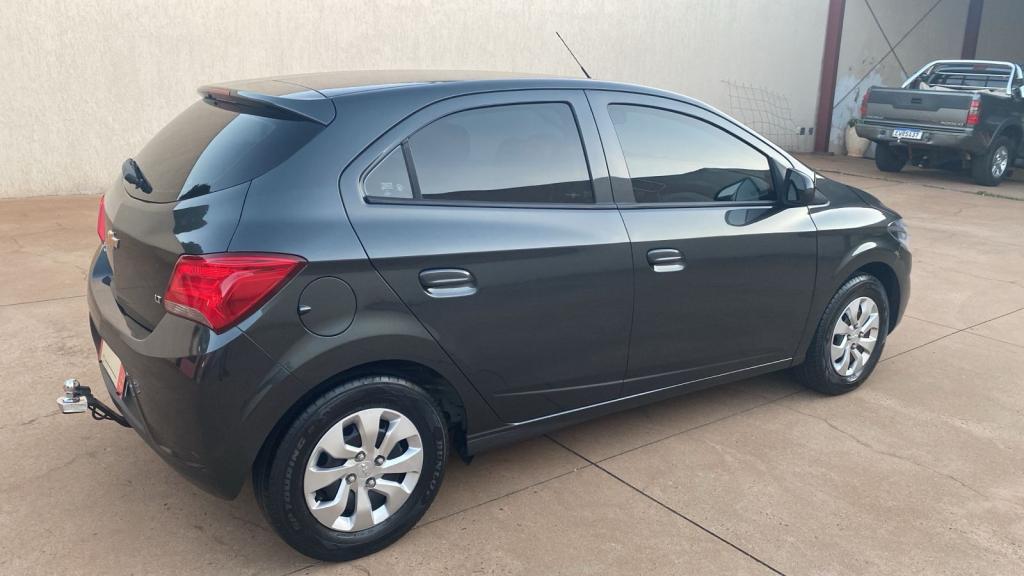 CHEVROLET Onix Hatch - Foto