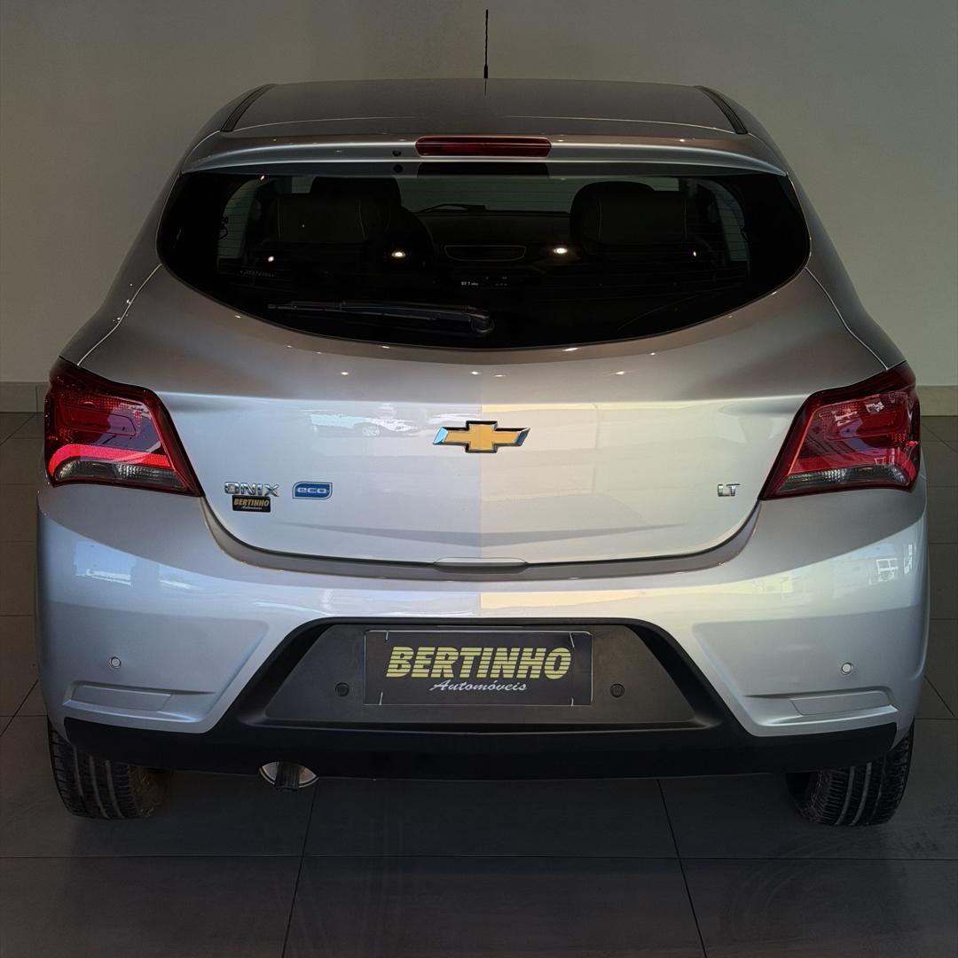 CHEVROLET Onix Hatch - Foto