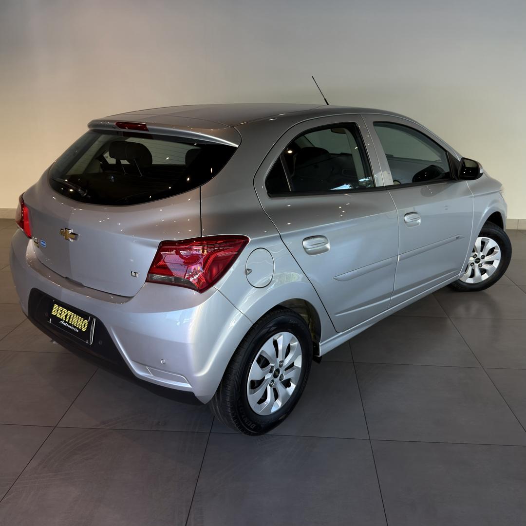 CHEVROLET Onix Hatch - Foto