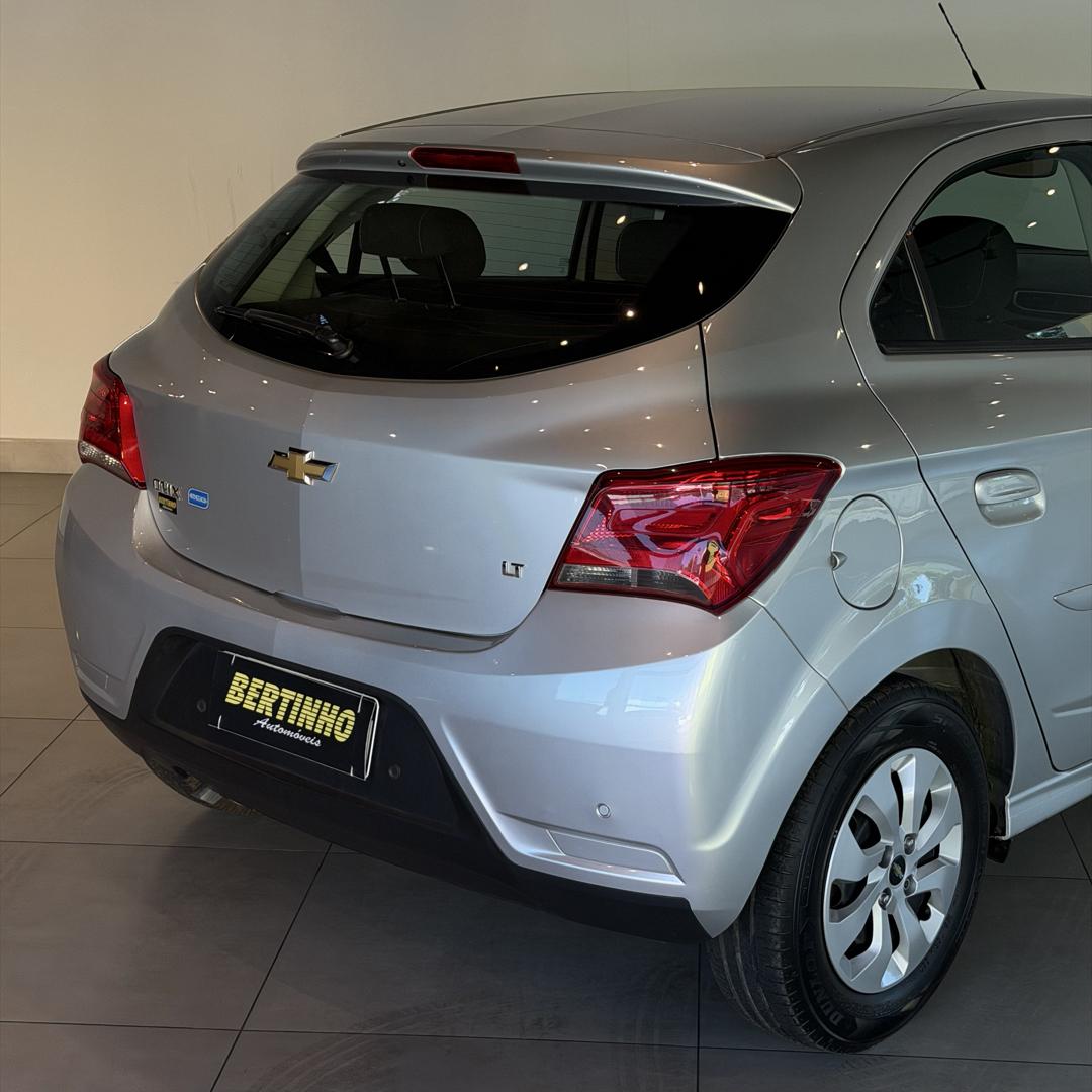CHEVROLET Onix Hatch - Foto