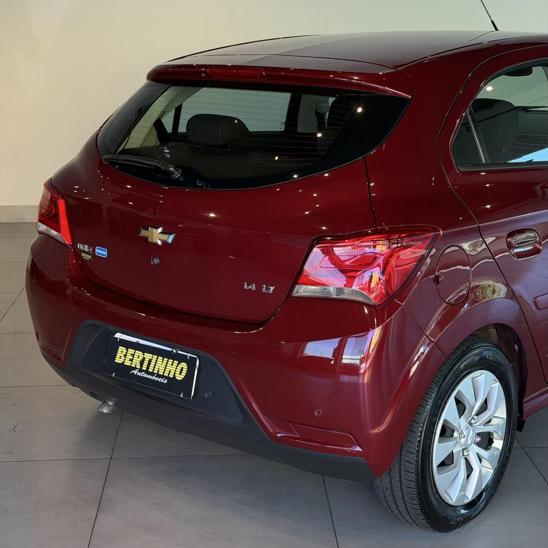 CHEVROLET Onix Hatch - Foto