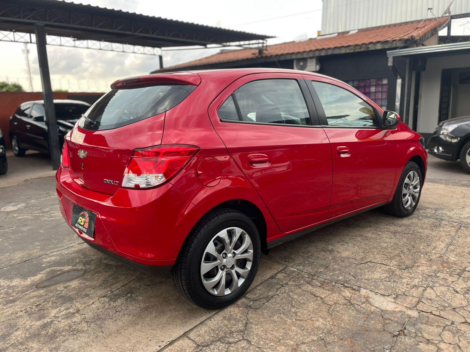 CHEVROLET Onix Hatch - Foto