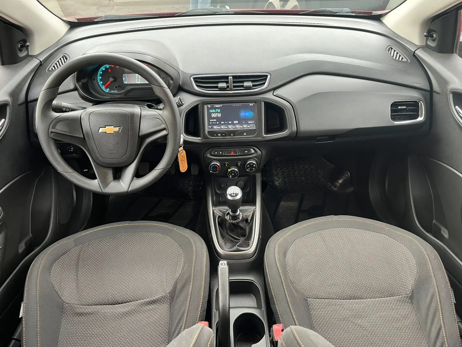 CHEVROLET Onix Hatch - Foto