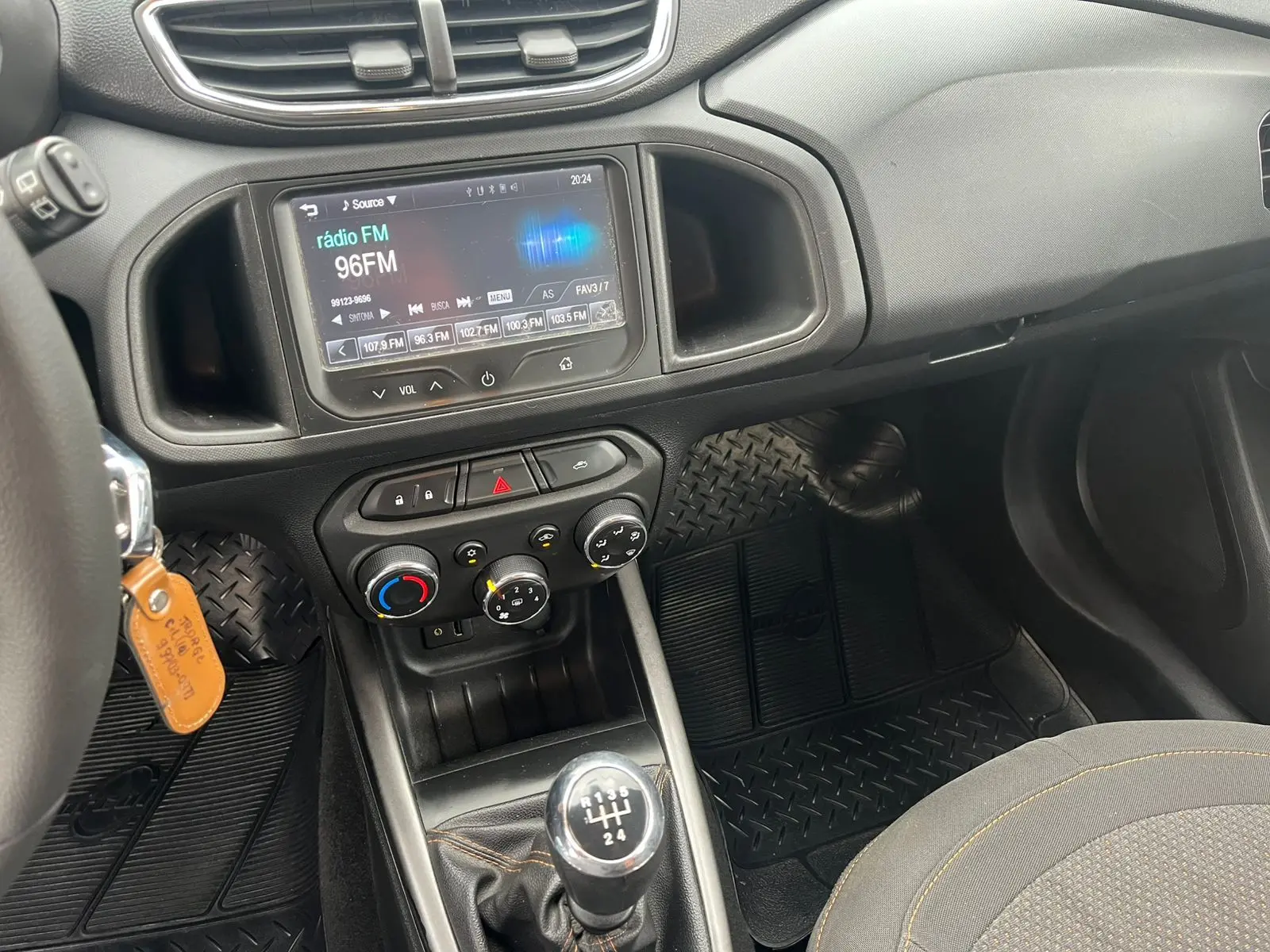CHEVROLET Onix Hatch - Foto
