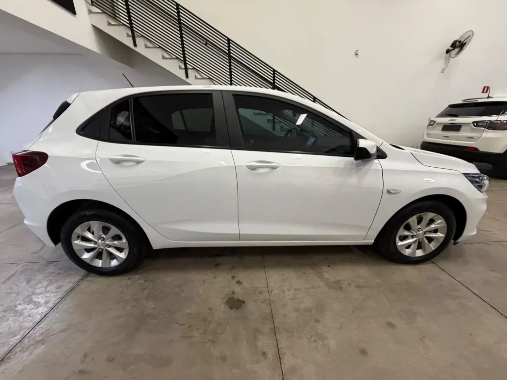 CHEVROLET Onix Hatch - Foto