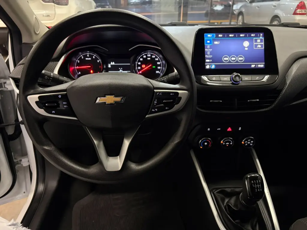CHEVROLET Onix Hatch - Foto