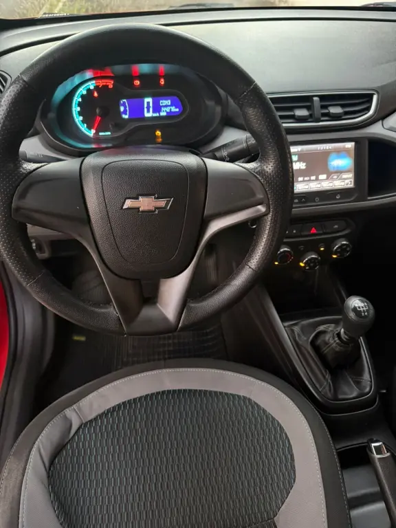 CHEVROLET Onix Hatch - Foto