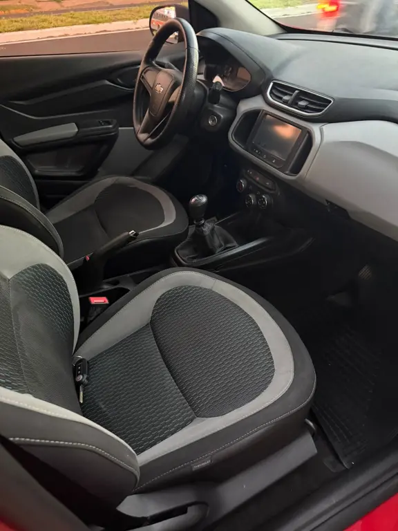 CHEVROLET Onix Hatch - Foto
