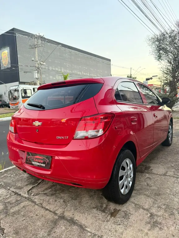 CHEVROLET Onix Hatch - Foto
