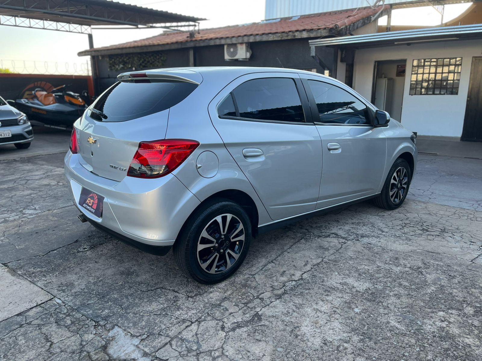 CHEVROLET Onix Hatch - Foto