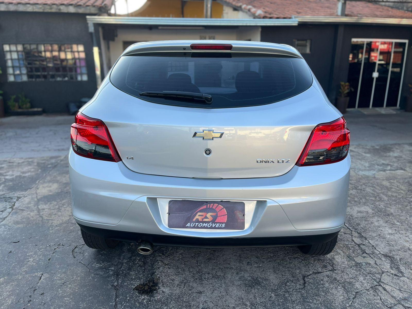CHEVROLET Onix Hatch - Foto
