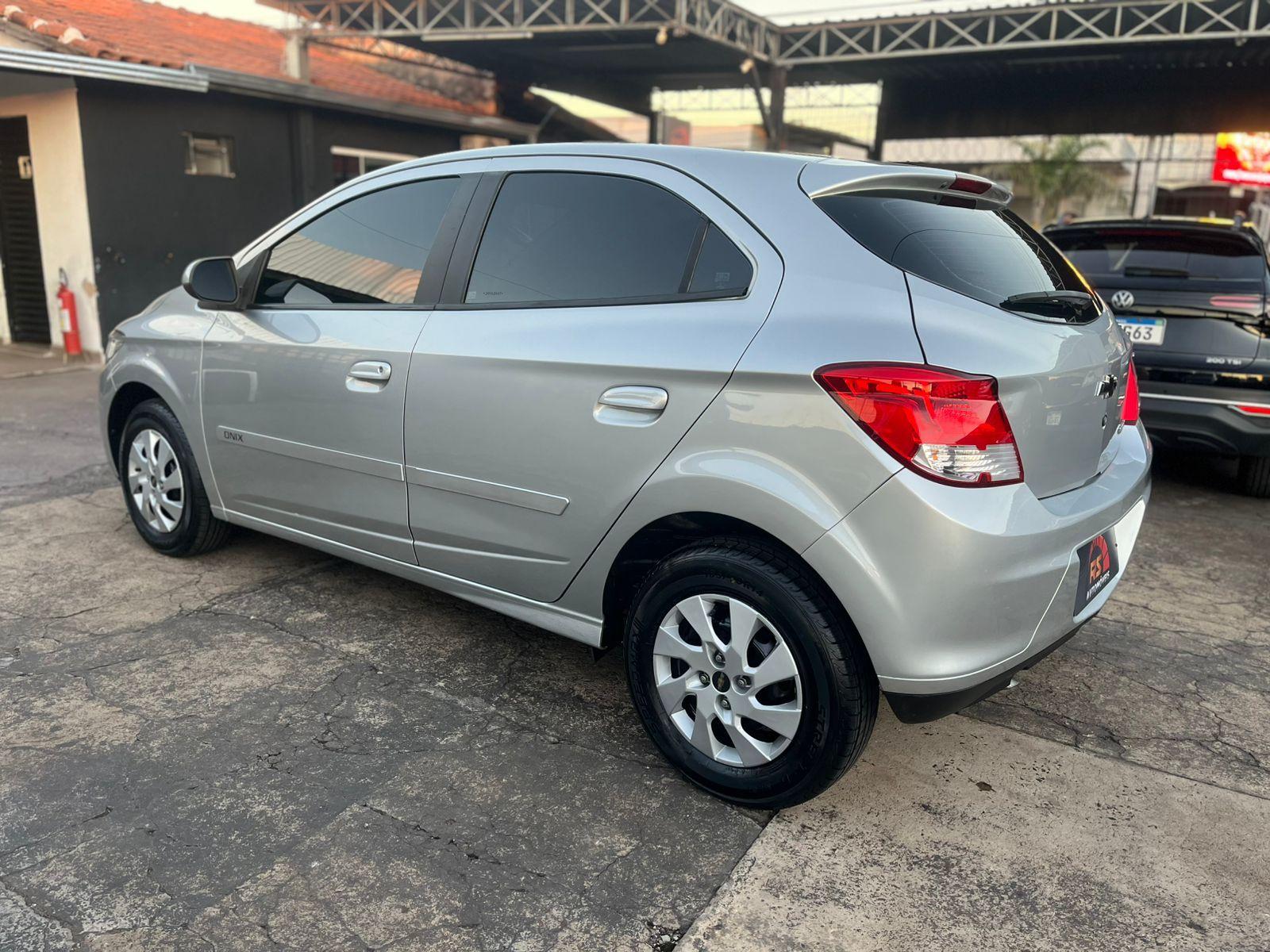 CHEVROLET Onix Hatch - Foto
